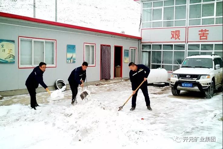 人間四月芳菲盡，山中春雪還復來